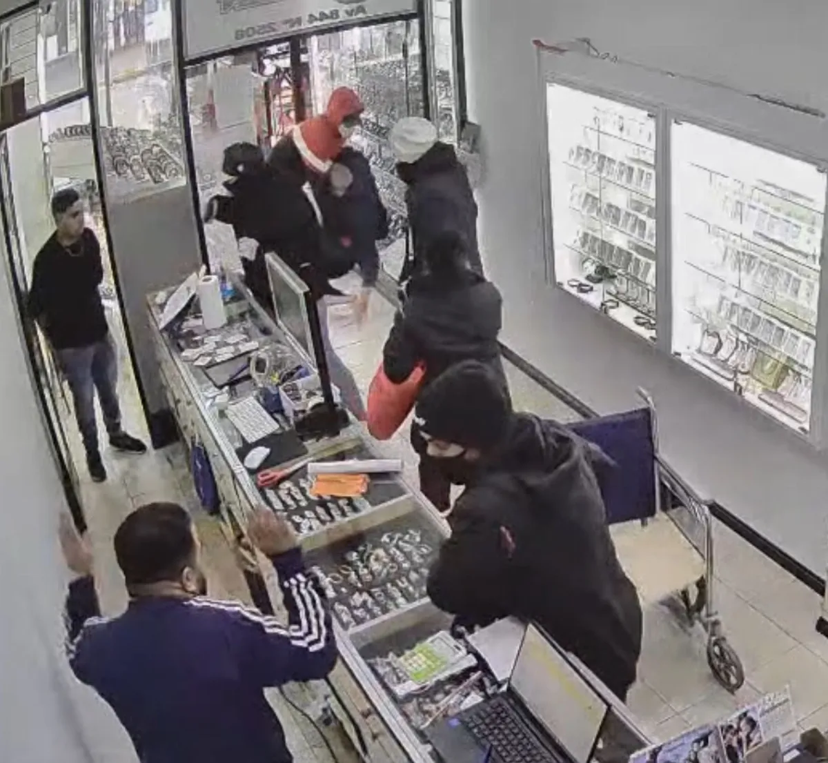 Violento robo a una joyería en Solano: Simularon ser discapacitados para asaltar el local
