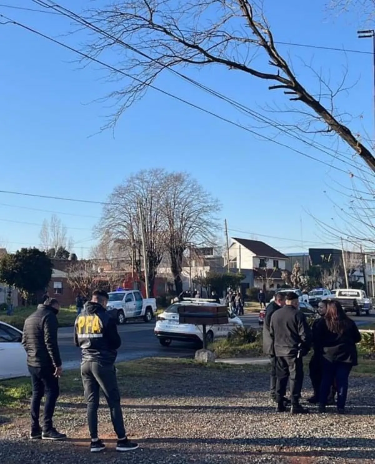 Intentaron robarle el auto a dos policías y se enfrentaron a tiros: Un delincuente murió