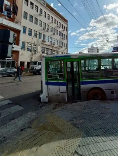 [VIDEO] Colectivo quedó atrapado en un pozo tras una obra mal terminada de AySA