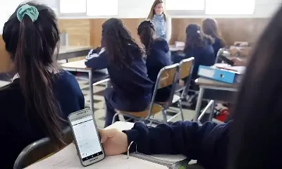 Buscan limitar el uso de celulares en las escuelas secundarias bonaerenses