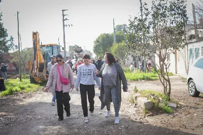Mayra Mendoza recorrió junto a vecinos una obra de pavimentos en Bernal Oeste