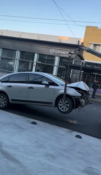 Automovilista chocó contra un semáforo y lo dejó fuera de servicio