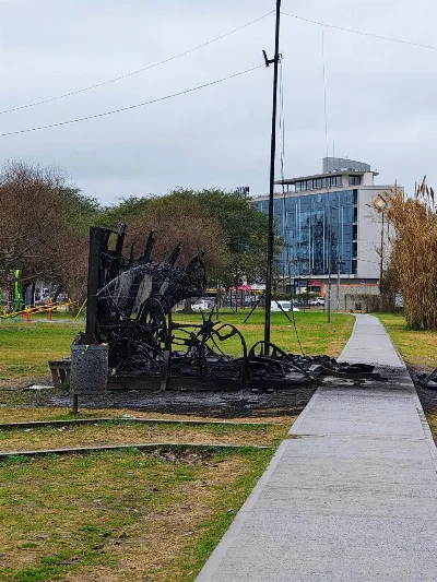 Incendiaron el ecopunto del Parque Lineal Don Bosco