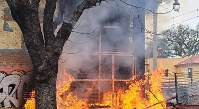 Bomberos extinguieron un incendio a metros de las vías del Tren Roca