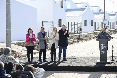 Kicillof y Magario entregaron 110 viviendas a familias de Berazategui