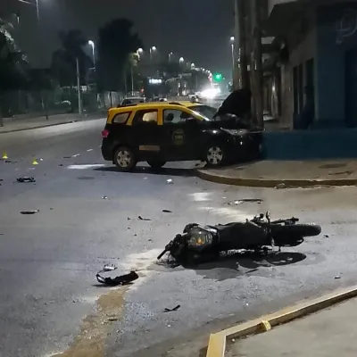 Motociclista murió tras chocar contra un taxi en Av. Calchaquí