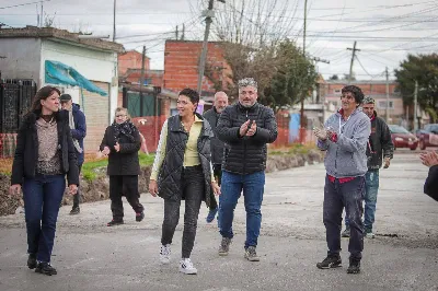 Mayra Mendoza recorrió la obra de pavimentos en el barrio vecinal de Solano