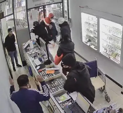 Violento robo a una joyería en Solano: Simularon ser discapacitados para asaltar el local