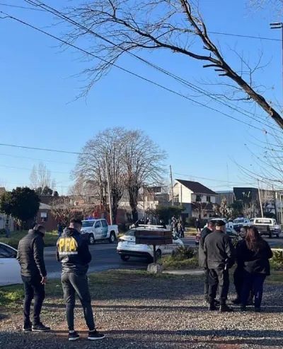 Intentaron robarle el auto a dos policías y se enfrentaron a tiros: Un delincuente murió