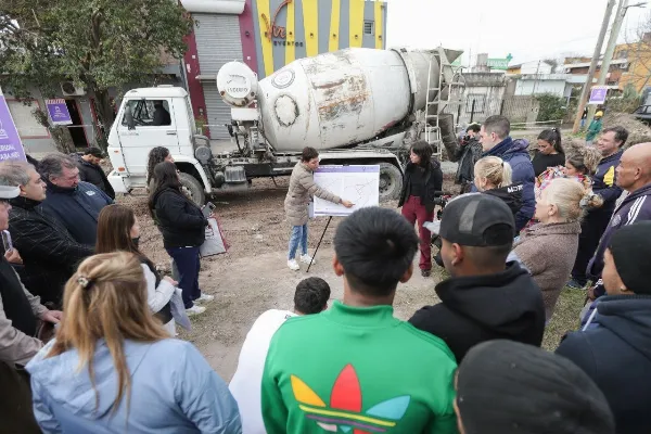 Mayra Mendoza recorrió la obra de pavimentación en el barrio Dreymar