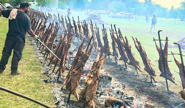 El mejor cordero bonaerense y tradición alemana, el pueblo silencioso que atrae por sus sabores