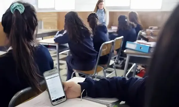 Buscan limitar el uso de celulares en las escuelas secundarias bonaerenses