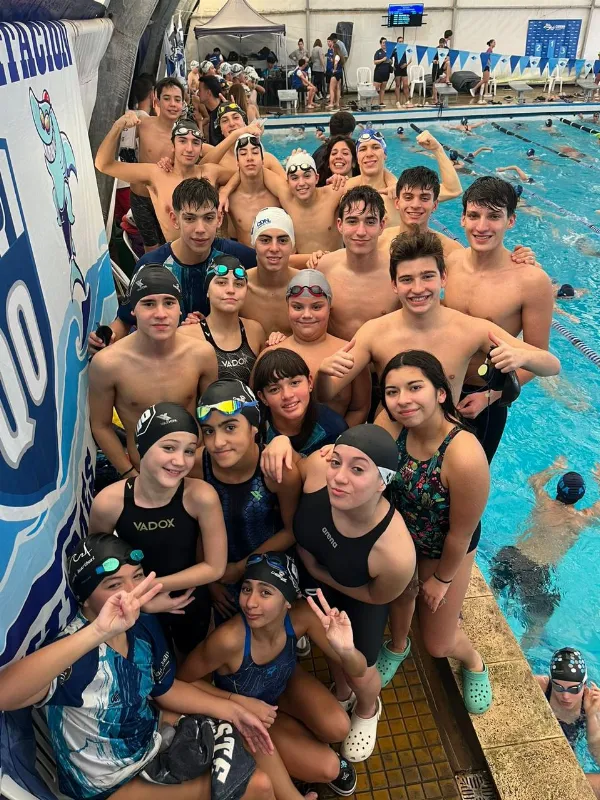 Destacada actuación del Club Quilmes Oeste en torneo de natación