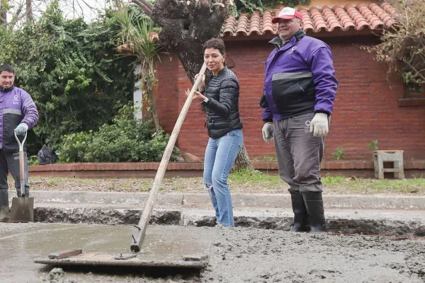Mayra Mendoza supervisó trabajos de bacheo en Quilmes Oeste