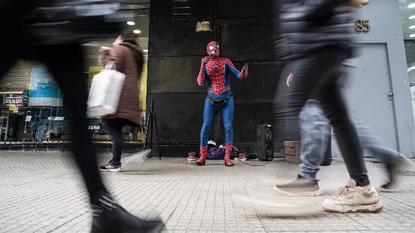 El Spiderman de Quilmes: venció una enfermedad, se reinventó y hoy canta en la peatonal para ganarse la vida
