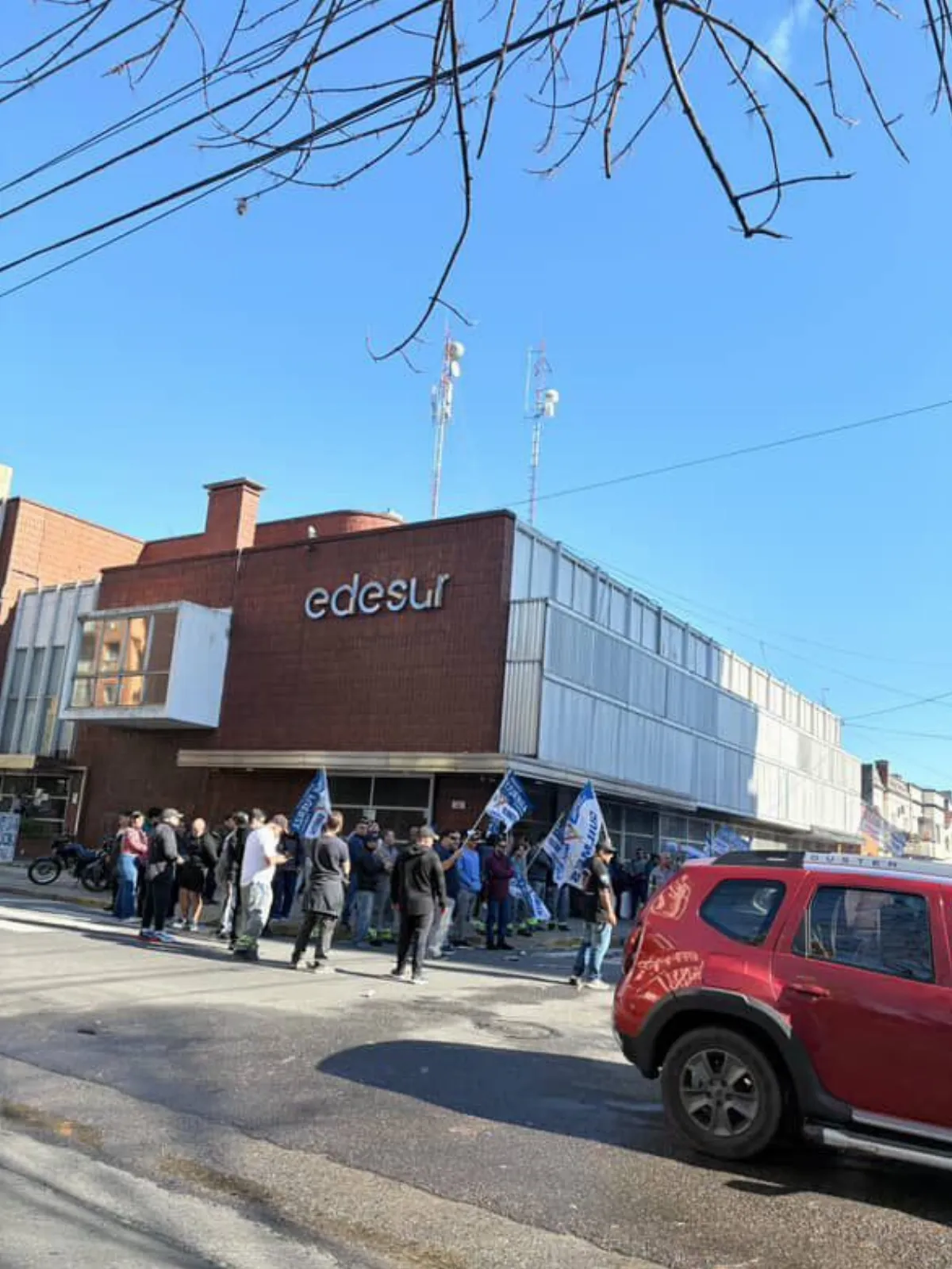 Protesta de empleados en EDESUR contra los despidos