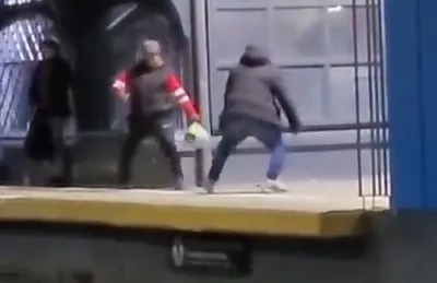 [VIDEO] Tensión en la estación de Quilmes: Violenta pelea entre dos hombres