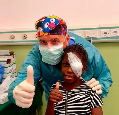 De Quilmes al corazón de África: el médico que devuelve la vista en minutos