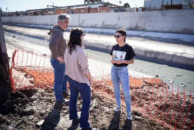 Mayra Mendoza supervisó trabajos en los arroyos