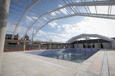 Mayra Mendoza recorrió obras de pavimentos en la zona oeste e inauguró un natatorio municipal