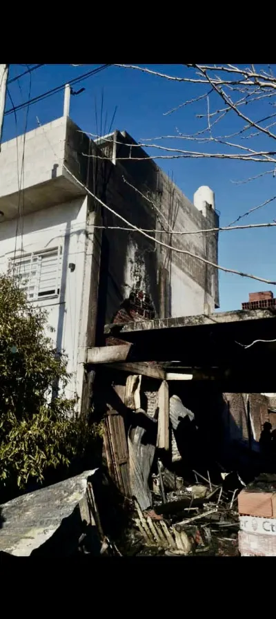 Explosión de garrafa provocó incendio y derrumbe en una vivienda de Bernal Oeste