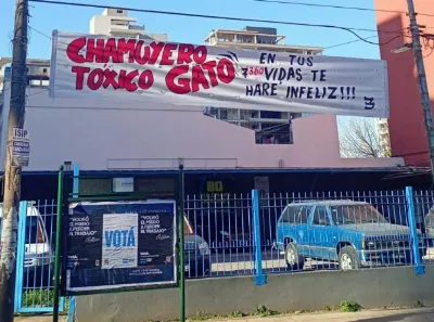 Misteriosos pasacalles aparecieron en Quilmes y desataron todo tipo de teorías
