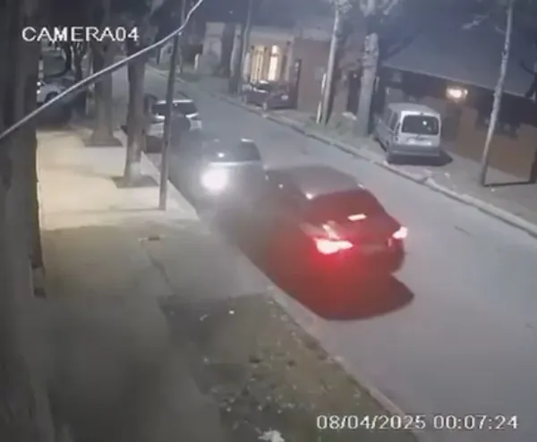Choque en cadena: Un auto embistió vehículos estacionados y escapó