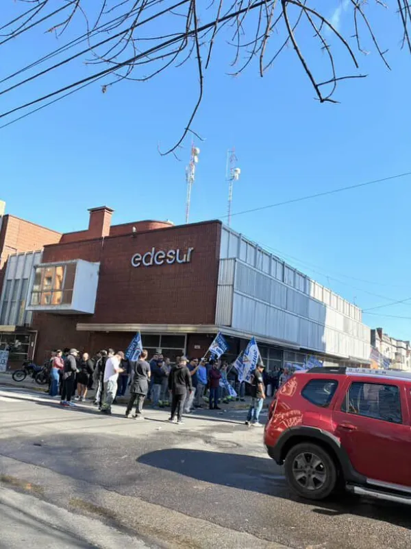 Protesta de empleados en EDESUR contra los despidos