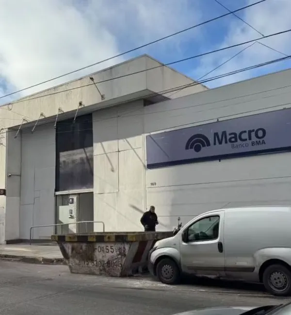Vecinos de Quilmes Centro reclaman por ruidos molestos nocturnos en una obra bancaria