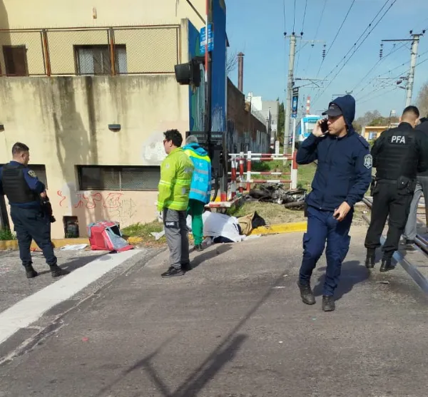 Tragedia en las vías del Roca: Repartidor de PedidosYa murió al ser embestido por un tren