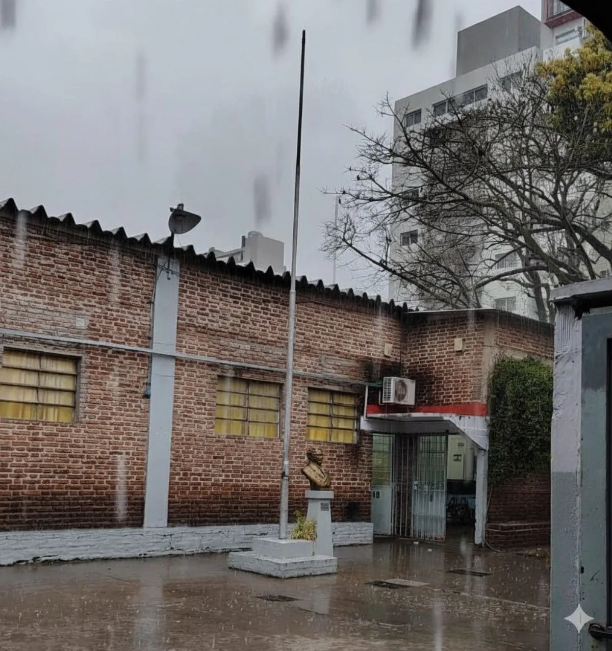 Fuerte tormenta en Quilmes: Un rayo cayó sobre un mástil escolar y dañó equipos eléctricos