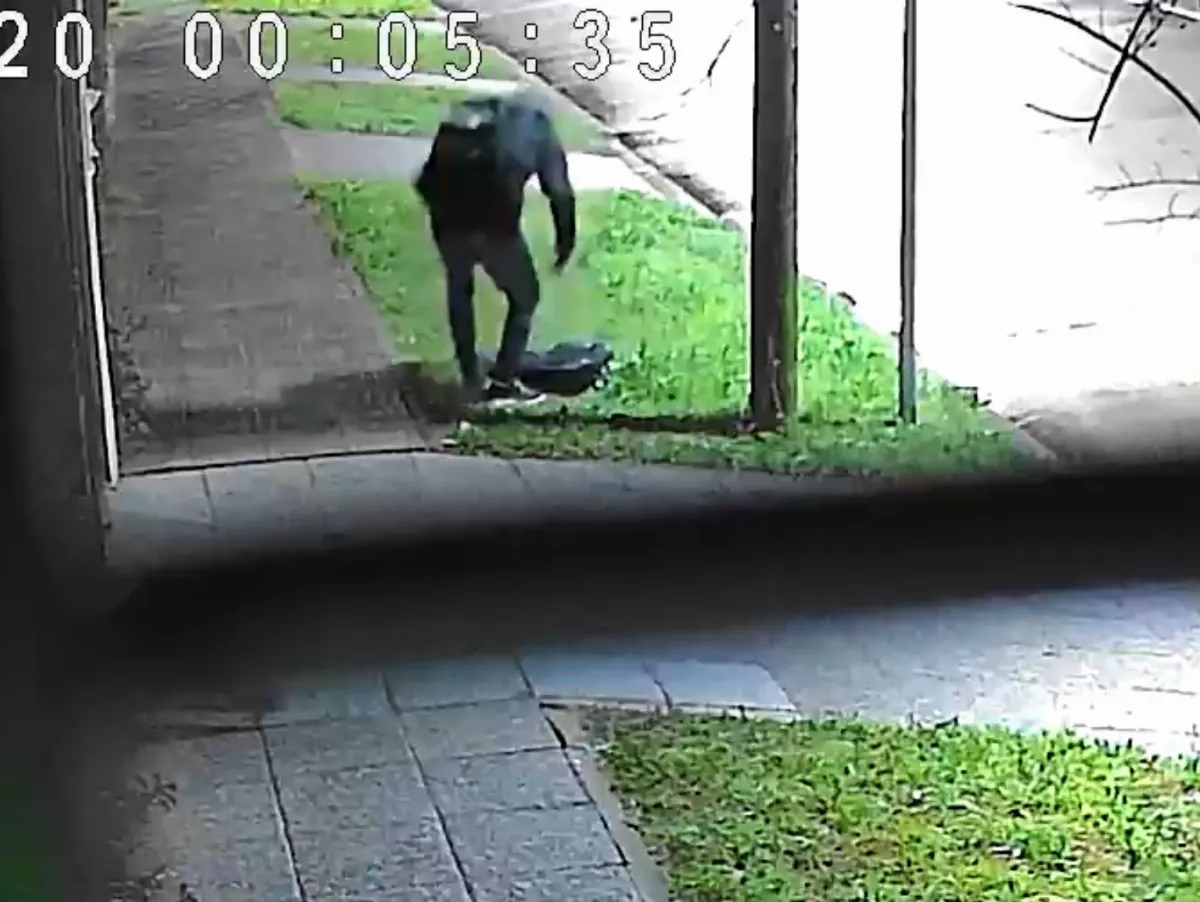 Vecinos denuncian el robo de luminarias