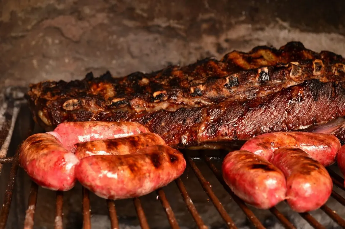 Insólito intento de robo Solano: Quisieron llevarse el asado mientras lo cocinaba en la vereda