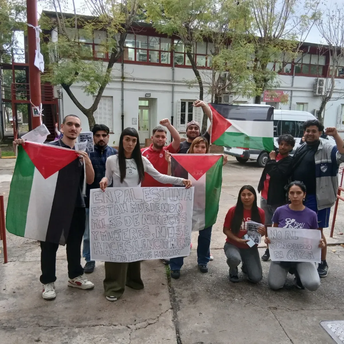 Estudiantes de la UNQ se suman a la jornada internacional de solidaridad con Palestina.