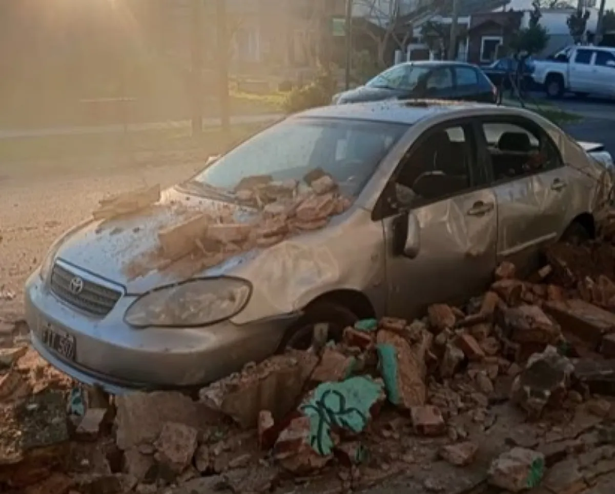 Paredón de la terminal de la línea 22 se derrumbó sobre un auto