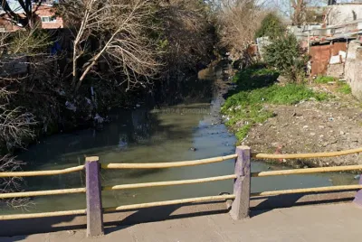 Rescatan a un hombre ebrio que se arrojó al arroyo Las Piedras en Solano