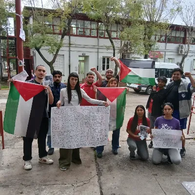 Estudiantes de la UNQ se suman a la jornada internacional de solidaridad con Palestina.