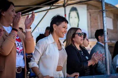 Con un fuerte discurso político, Mayra Mendoza encabezó el desfile por el aniversario del barrio La Paz
