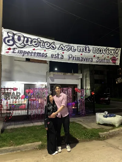 Pasacalles de amor en Ezpeleta: Un joven sorprendió a su novia con una romántica propuesta