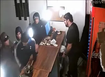 Asaltaron una rotisería en Villa Cramer: cinco delincuentes se llevaron la recaudación y celulares