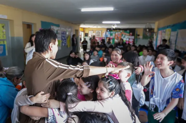 Mayra Mendoza participó de un operativo de salud escolar en la EP N° 51