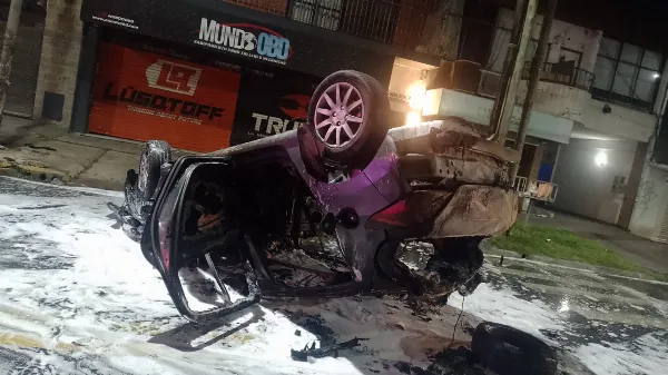 Se salvó de milagro: un auto volcó y se prendió fuego tras un choque en Quilmes Oeste