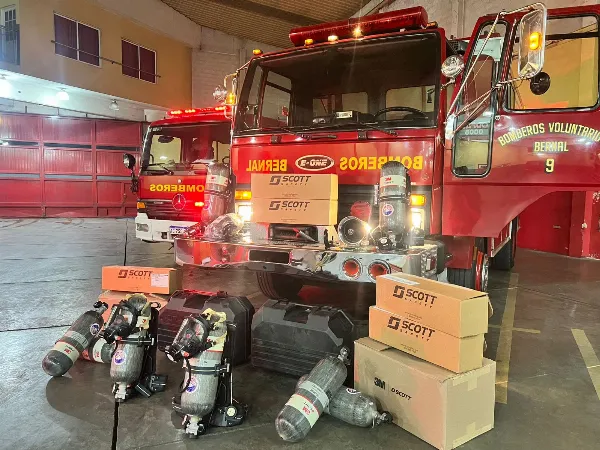 Los Bomberos de Bernal ya cuentan con nuevos equipos de respiración autónoma gracias a la solidaridad de la comunidad