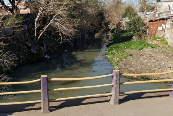 Rescatan a un hombre ebrio que se arrojó al arroyo Las Piedras en Solano
