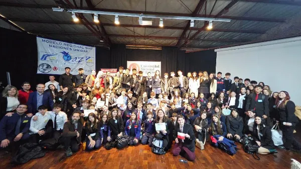 Alumnos del CIMDIP y otras escuelas debatieron en la UNQ por la paz mundial