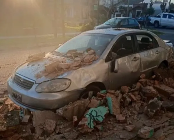 Paredón de la terminal de la línea 22 se derrumbó sobre un auto