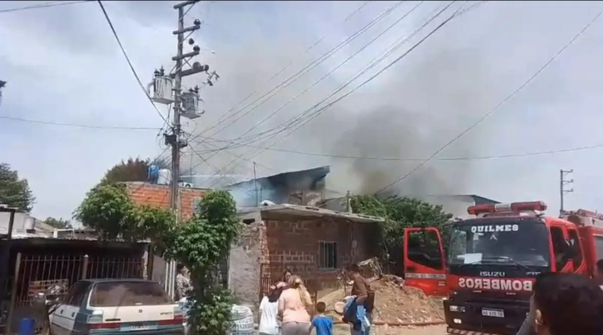 Tres dotaciones de bomberos combatieron un incendio en el barrio La Vera