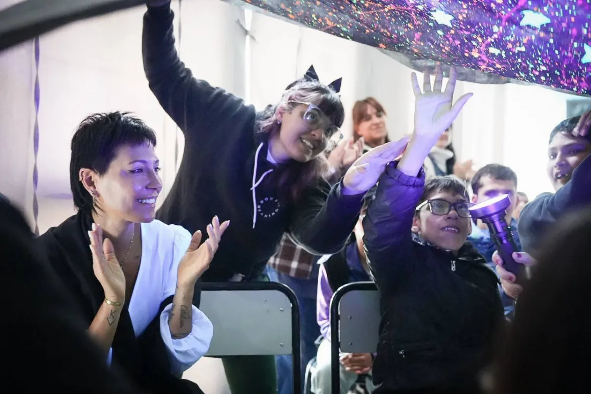 Mayra Mendoza recorrió la nueva sala de cine de la EEE N° 502