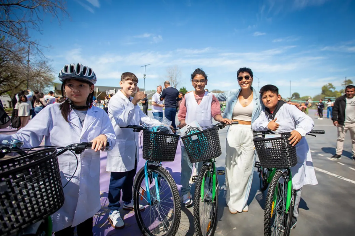 Mayra Mendoza entregó bicicletas a estudiantes quilmeños