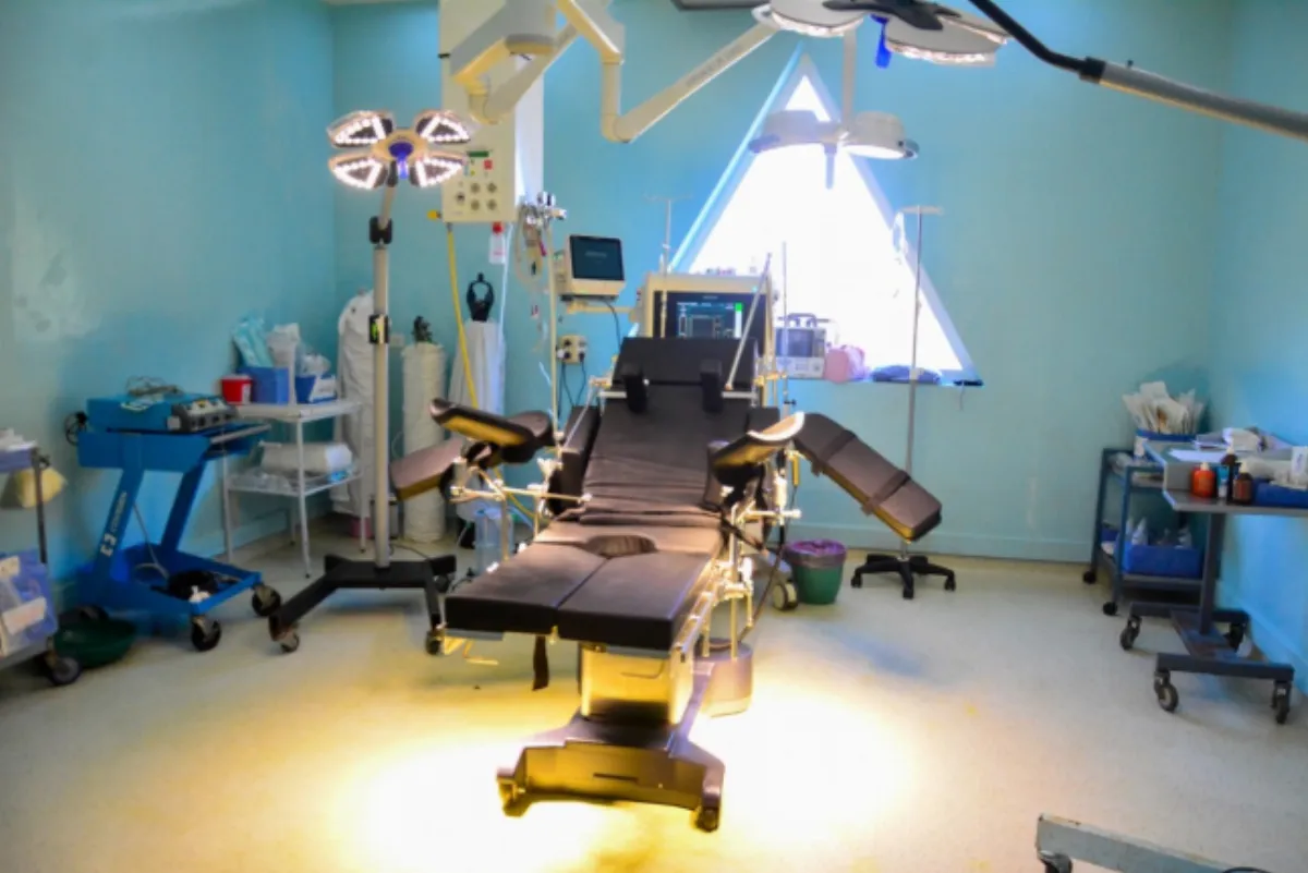 La Cooperadora del Hospital Iriarte firmó convenio con la embajada alemana para restaurar el quirófano